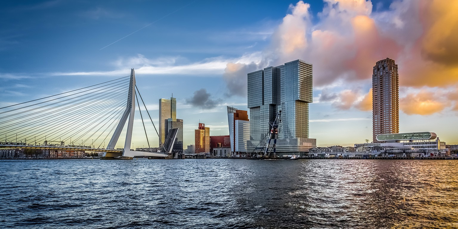 Skyline van Rotterdam met de Erasmusbrug
